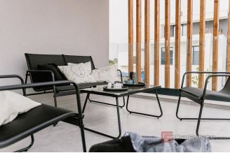 020 2043 180 Modern house with pool for rent