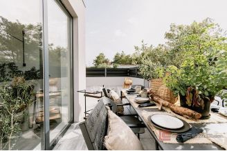 020 2043 180 Modern house with pool for rent