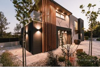 020 2043 180 Modern house with pool for rent