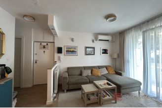 015 5413 30 Split Znjan Renovated three bedroom apartment for sale