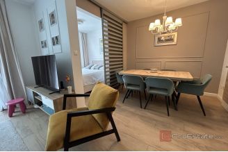 015 5413 30 Split Znjan Renovated three bedroom apartment for sale