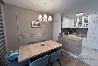 015 5413 30 Split Znjan Renovated three bedroom apartment for sale