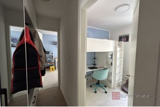 015 5413 30 Split Znjan Renovated three bedroom apartment for sale