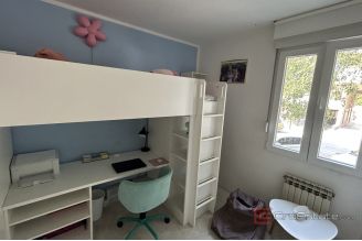 015 5413 30 Split Znjan Renovated three bedroom apartment for sale