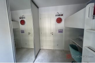 015 5413 30 Split Znjan Renovated three bedroom apartment for sale