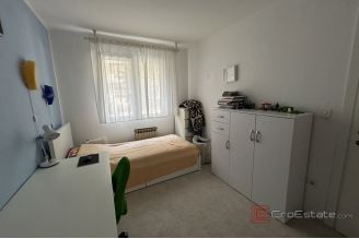 015 5413 30 Split Znjan Renovated three bedroom apartment for sale