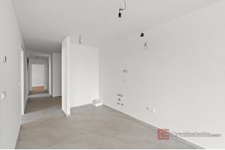 010 2053 05 Novigrad Modern apartment with garden and sea view sale