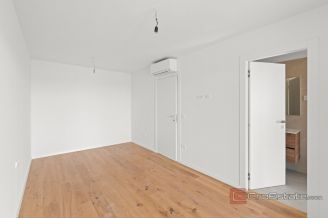 010 2053 05 Novigrad Modern apartment with garden and sea view sale