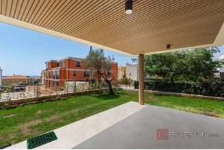 010 2053 05 Novigrad Modern apartment with garden and sea view sale
