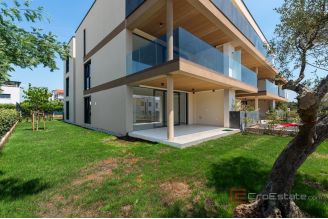 010 2053 05 Novigrad Modern apartment with garden and sea view sale