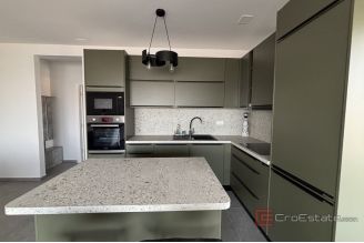 018 2035 261 Trogir Modern three bedroom apartment with a sea view for rent