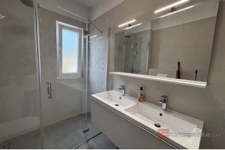018 2035 261 Trogir Modern three bedroom apartment with a sea view for rent