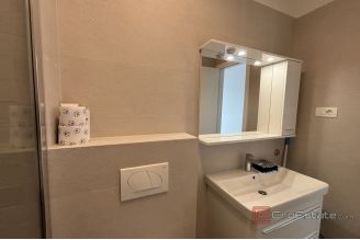 018 2035 261 Trogir Modern three bedroom apartment with a sea view for rent