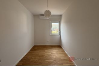 018 2035 261 Trogir Modern three bedroom apartment with a sea view for rent