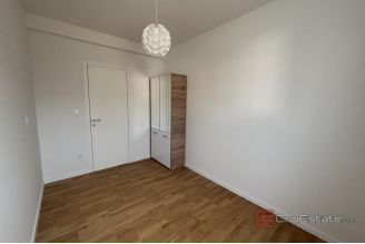 018 2035 261 Trogir Modern three bedroom apartment with a sea view for rent