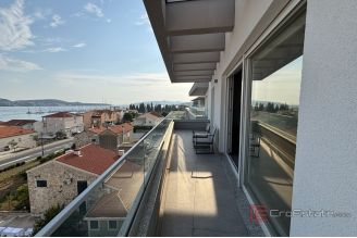 018 2035 261 Trogir Modern three bedroom apartment with a sea view for rent