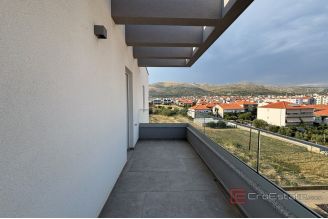 018 2035 261 Trogir Modern three bedroom apartment with a sea view for rent