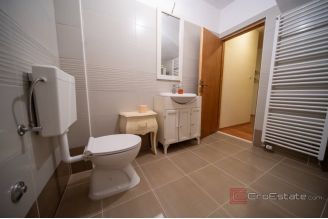 015 2048 42 Dalmatian hinterland Secluded house surrounded by nature for sale