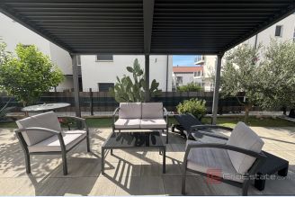 001 2035 262 Trogir Modern two bedroom apartment with spacious garden for rent