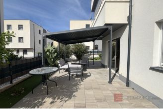 015 2035 262 Trogir Modern two bedroom apartment with spacious garden for rent
