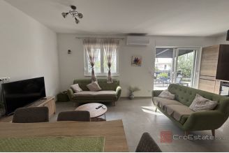 015 2035 262 Trogir Modern two bedroom apartment with spacious garden for rent