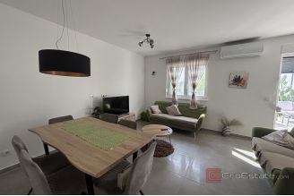 015 2035 262 Trogir Modern two bedroom apartment with spacious garden for rent