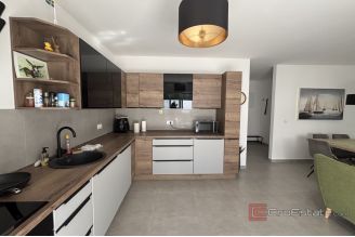 015 2035 262 Trogir Modern two bedroom apartment with spacious garden for rent