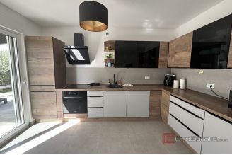 015 2035 262 Trogir Modern two bedroom apartment with spacious garden for rent