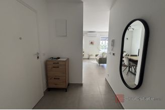 015 2035 262 Trogir Modern two bedroom apartment with spacious garden for rent