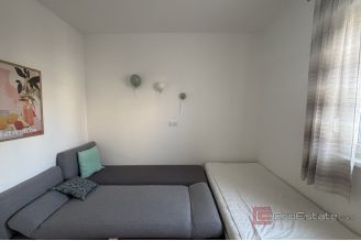 015 2035 262 Trogir Modern two bedroom apartment with spacious garden for rent