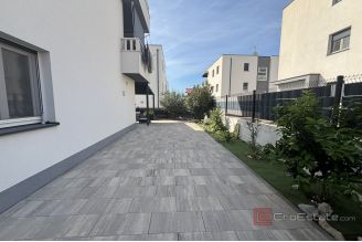 015 2035 262 Trogir Modern two bedroom apartment with spacious garden for rent