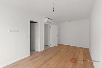 008 2053 06 Novigrad Spacious apartment with terrace and a sea view sale