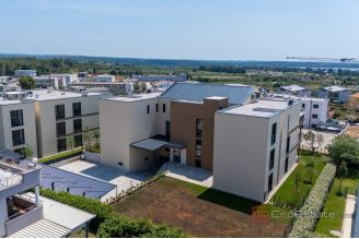 008 2053 06 Novigrad Spacious apartment with terrace and a sea view sale