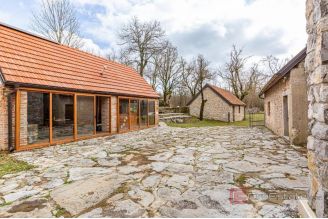 016 2052 79 Gracac Spacious estate with stone houses for sale
