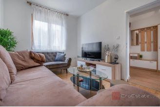 016 2052 79 Gracac Spacious estate with stone houses for sale