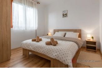 016 2052 79 Gracac Spacious estate with stone houses for sale