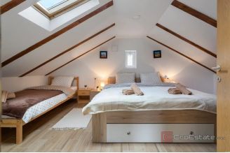 016 2052 79 Gracac Spacious estate with stone houses for sale