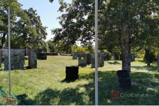 016 2052 79 Gracac Spacious estate with stone houses for sale