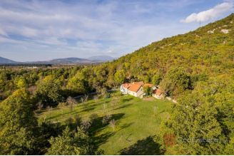 016 2052 79 Gracac Spacious estate with stone houses for sale