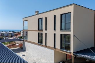 009 2053 13 Novigrad Spacious three bedroom apartment with terrace sea view for sale