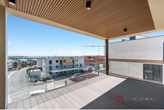 009 2053 13 Novigrad Spacious three bedroom apartment with terrace sea view for sale