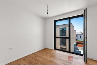 009 2053 13 Novigrad Spacious three bedroom apartment with terrace sea view for sale