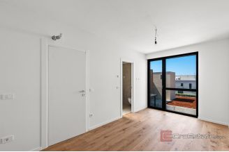 009 2053 13 Novigrad Spacious three bedroom apartment with terrace sea view for sale