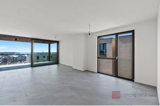 009 2053 13 Novigrad Spacious three bedroom apartment with terrace sea view for sale