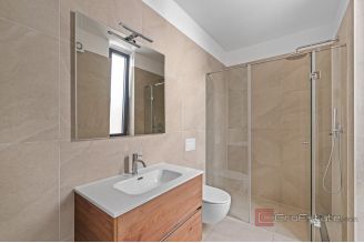 009 2053 13 Novigrad Spacious three bedroom apartment with terrace sea view for sale
