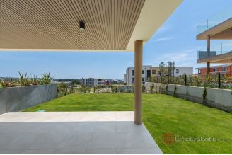 011 2053 12 Novigrad Spacious apartment with private garden sale