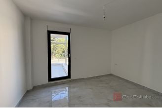 008 2035 263 Ciovo Modern two bedroom apartment with sea view for sale