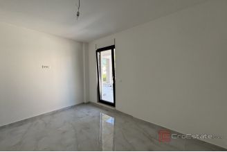 008 2035 263 Ciovo Modern two bedroom apartment with sea view for sale