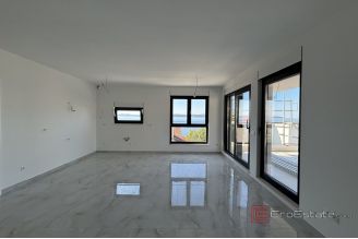 013 2035 264 Ciovo Luxury apartment with private pool on a roof terrace for sale