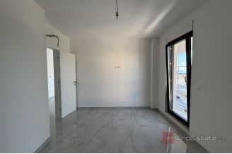 013 2035 264 Ciovo Luxury apartment with private pool on a roof terrace for sale